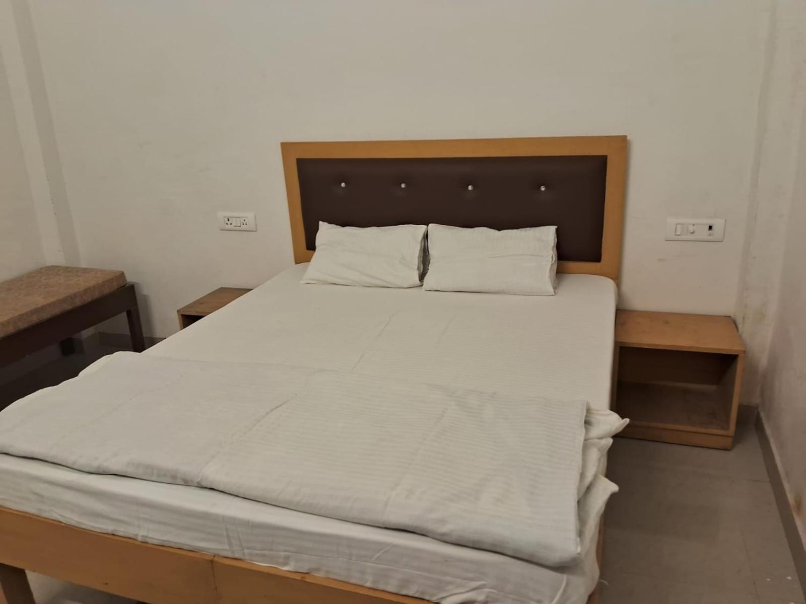 Rk Lawns Hotel Gonda Exterior photo